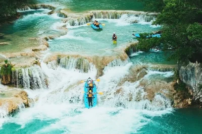 Découvrez les cascades de mreznica près de plitvice en kayak avec guide, testez les sauts, nagez dans une eau émeraude. matériel, navette et équipements locaux inclus.