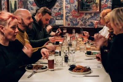 Scopri dublino con un tour a piedi tra tre pub tradizionali, birre e sidri locali e una lezione pratica per preparare un vero irish coffee. cibo e guida inclusi.