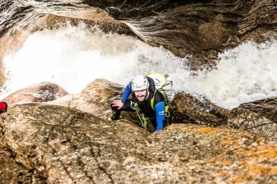 Viva a emoção do canyoning para iniciantes na starzlachklamm, perto de allgäu, com equipamentos de segurança, guias certificados e serviço de fotos incluído. garanta sua vaga!