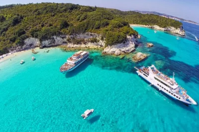 Vivi la brezza marina navigando da corfù a paxos, tuffati nelle acque turchesi di antipaxos, esplora il villaggio di lakka e scopri le grotte blu con guida dal vivo.