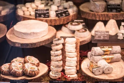Follow a local guide through lyon’s medieval streets, taste classic charcuterie, brioches & fine wine, and enjoy sweet surprises. includes lunch & all tastings.