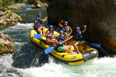 Viva a emoção do rafting no rio cetina, na croácia, com paradas para banho, caminhada em cavernas e saltos de penhasco. inclui equipamento completo, traslado opcional e bebida no final.