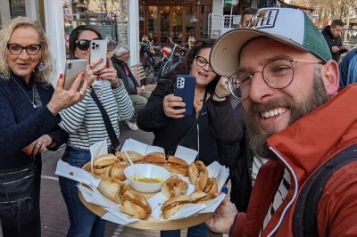 Descubra os sabores do mercado albert cuyp em amsterdam, provando batatas fritas holandesas, haring e stroopwafels com um guia local. inclui todas as degustações e histórias.