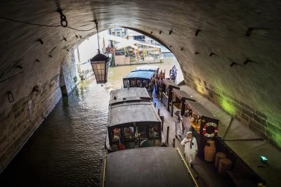 Scopri praga partendo da piazza della città vecchia, naviga sul canale del diavolo e visita il castello di praga con una guida locale—snack, crociera e principali attrazioni incluse.