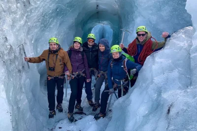 Scopri il ghiacciaio sólheimajökull con un trekking in piccolo gruppo guidato da un esperto certificato. attrezzatura completa inclusa per un’esperienza sicura e indimenticabile.