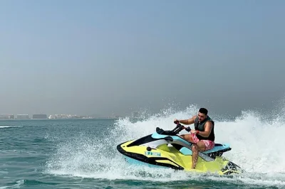 Erlebe eine jet ski tour in dubai vorbei am burj al arab, atlantis und der skyline. inkl. guide, sicherheitsausrüstung & fotostopps. pro jet ski fahren zwei personen.