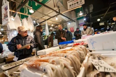 Descubra os mercados de peixes tsukiji e toyosu em tóquio, prove frutos do mar frescos e explore com um guia local. pickup a pé e horários flexíveis inclusos.
