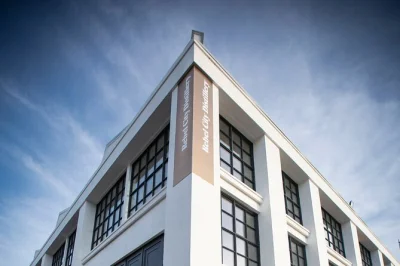 Découvrez la distillerie rebel city à cork, située dans l’ancienne usine ford. visite guidée par le fondateur avec dégustations de gin maharani et de la seule absinthe d’irlande.