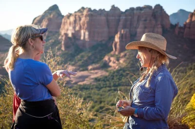 Disfruta la emoción de un tour en jeep por sedona hasta el mogollon rim, con historias locales, vistas espectaculares de cañones y paradas para fotos. incluye agua y impuestos.