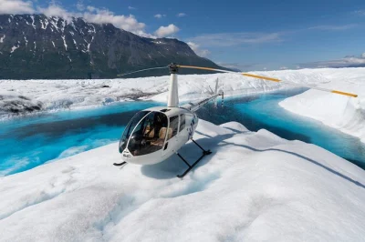 Vuela en helicóptero desde anchorage hasta el glaciar knik, pisa hielo milenario y recorre sus paisajes con un guía local. incluye equipo, impuestos y vuelo ida y vuelta.