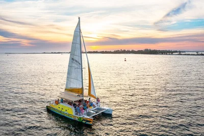 Profitez de la brise du golfe lors d’une croisière au coucher du soleil à panama city beach, observez les dauphins, savourez votre boisson offerte et détendez-vous avant le dîner. bar et équipa