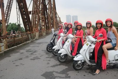 Siente el ritmo de hanoi desde una vespa con guías vestidas en ao dai. recorre la calle del tren, conoce gente local y prueba el café con huevo. incluye recogida en hotel y almuerzo.