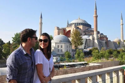 Esplora la città vecchia di istanbul con una guida locale. visita hagia sophia, moschea blu, gran bazar e palazzo topkapi. pranzo e ingressi inclusi.