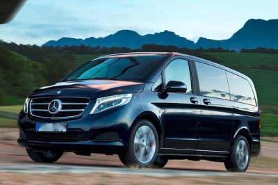 Starte entspannt von neapel nach sorrent mit privatem transfer im mercedes, inklusive abholung am hotel oder flughafen, englischsprachigem fahrer und wasserflaschen.