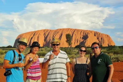 Descubre uluru en una excursión desde alice springs con caminatas guiadas, historias aborígenes y cena bbq al atardecer. incluye recogida y transporte.
