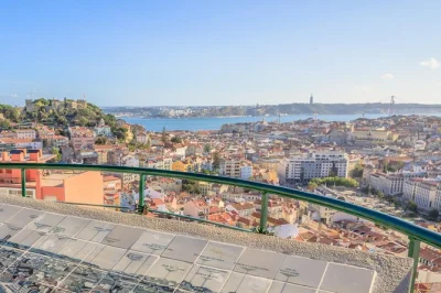 Découvrez lisbonne autrement, de ses ruelles d’alfama au pont du 25 avril, avec un guide privé, prise en charge à l’hôtel et un délicieux pastel de belém offert.