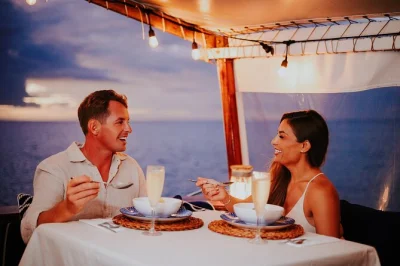 Disfruta una cena de 4 tiempos preparada por un chef en un elegante crucero por aruba, con música en vivo, barra libre premium y vistas al atardecer.