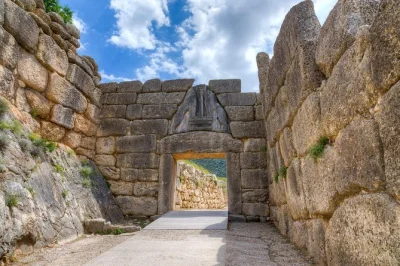 Descubre la puerta de los leones en micenas, siente la acústica única de epidauro y pasea por las calles venecianas de nafplio, con recogida privada y almuerzo griego incluido.