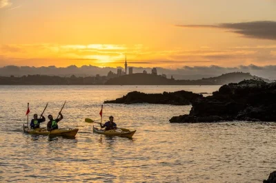 Disfruta el atardecer en auckland mientras remas hacia la isla rangitoto, subes a la cima y cenas una bbq. incluye todo el equipo y guías locales expertos.