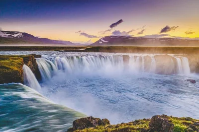Scopri la cascata di goðafoss, visita un museo di case in torba e rilassati nelle acque geotermiche della forest lagoon—biglietti, asciugamano e guida locale inclusi.