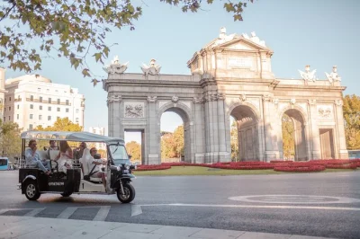 Descubre madrid desde sus callejones históricos hasta sus grandes avenidas en un tour privado en tuk tuk ecológico. visita el palacio real, el templo de debod y más con recogida incluida.