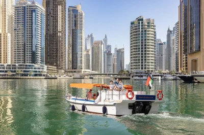 Découvrez dubai marina en croisière. admirez jbr beach, ain dubai et la skyline depuis un abra de luxe. réservez votre tour d’1 heure en ligne dès maintenant.