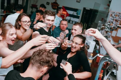 Starte deine nacht in krakau am rynek glowny mit 1 stunde open bar, lokalen party-guides, trinkspielen und vip-einlass ohne anstehen. alle drinks inklusive plus profi-fotograf.