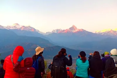 Goditi l'alba a sarangkot vicino a pokhara. guida privata, trasferimento dall'hotel e viste su annapurna, dhaulagiri e fishtail. prenota ora il tuo tour mattutino.
