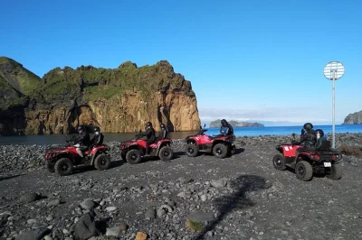 Scopri vestmannaeyjar in atv, passa accanto al vulcano eldfell, esplora la spiaggia di prestvik e visita siti storici di relitti. equipaggiamento e guida locale inclusi.