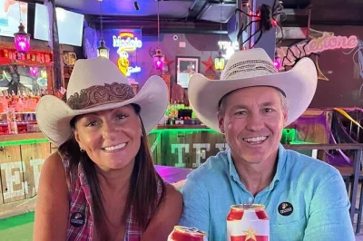 Scopri i fort worth stockyards con un vivace pub crawl, storia autentica del texas e quattro tappe in saloon storici con una guida locale—storie coinvolgenti e ottima compagnia.