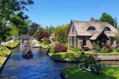 Giethoorn: navegue pelos canais em seu próprio barquinho, prove queijos holandeses direto da fazenda e caminhe pelas ruas tranquilas da vila. inclui saída de amsterdam e guia local.