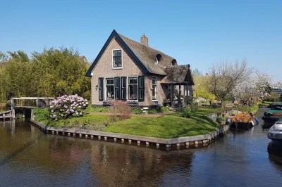 Descubra giethoorn em um passeio de um dia saindo de amsterdam, com barco privado pelos canais tranquilos, grupo pequeno e tempo livre para explorar no seu ritmo. inclui transporte.