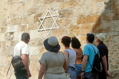 Découvrez les histoires séfarades à travers les collines de lisbonne, les ruelles d’alfama et les musées cachés. transfert hôtel et billets inclus.