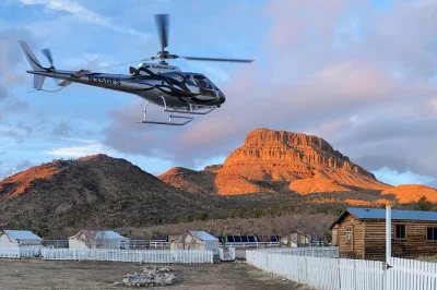 Sobrevoe de helicóptero las vegas, hoover dam e rio colorado, pare em um rancho western para almoço de cowboy e volte voando sobre a strip. transfer incluso.