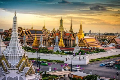 Découvrez le grand palais de bangkok et le temple du bouddha d’Émeraude lors d’une visite privée guidée. comprend la prise en charge à l’hôtel, les billets d’entrée et les conseils d’