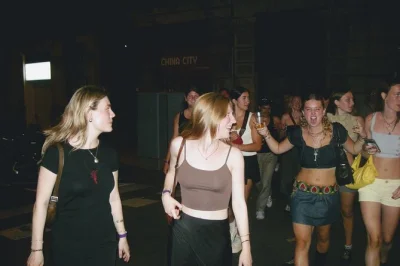 Découvrez la vie nocturne de barcelone avec un guide local, des bars cachés du quartier gothique au club vip près de la plage de la barceloneta. entrées incluses, point de rendez-vous facile.