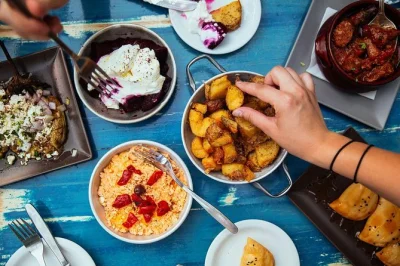 Recorre las calles de atenas con un local y prueba entre 6 y 10 bocados y bebidas típicas. incluye guía privado, puntos clave de la ciudad y opciones vegetarianas bajo pedido.