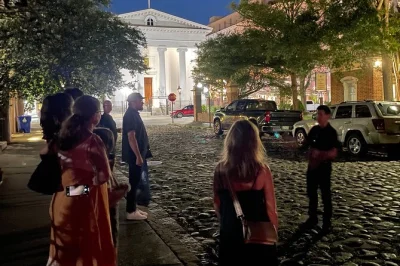 Partez avec un conteur local à travers les cimetières hantés, hôtels et ruelles de charleston. choisissez votre propre parcours. itinéraires flexibles et accès fauteuil roulant inclus.
