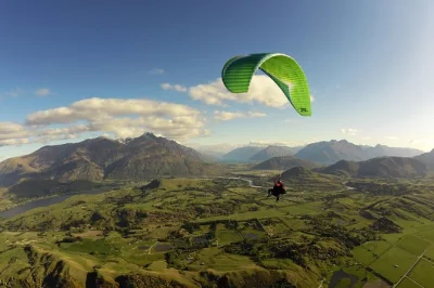 Vivi l’emozione del parapendio tandem da coronet peak sopra queenstown, accompagnato da piloti esperti. include trasporto di ritorno, tutta l’attrezzatura e un atterraggio dolce nella valle.
