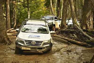 Explore o lado selvagem de ushuaia em um passeio 4x4 até os lagos escondido e fagnano, com transporte, almoço de asado na floresta e guia local. aventura em grupo pequeno.