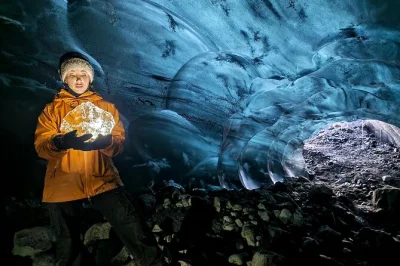 Esplora le grotte di ghiaccio blu del vatnajökull da jökulsárlón con guide locali, attrezzatura inclusa. avventura in piccoli gruppi con pick-up e massima sicurezza.