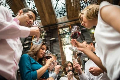 A solo 30 minutos de perth, disfruta vinos premium de swan valley en bodegas boutique, un almuerzo gourmet con vino y degustación de quesos y chocolates artesanales. incluye recogida.