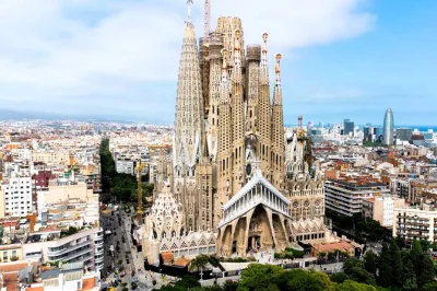 Explore a sagrada familia de gaudí com ingresso sem filas, grupo pequeno e guia local. inclui sistema de áudio e opção de visitar o museu após o passeio.