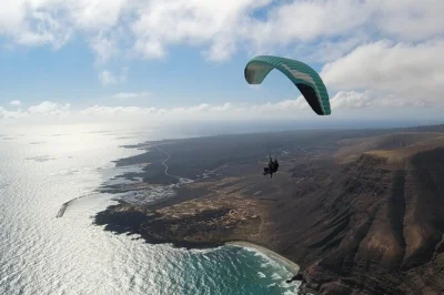 Vivi l’emozione di volare sopra i campi di lava e la costa atlantica di lanzarote con un pilota svizzero esperto. tutta l’attrezzatura inclusa e opzioni di pick-up.