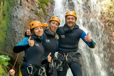 Erlebe canyoning in madeiras wilden bergen – abseilen an wasserfällen, schwimmen und springen mit erfahrenen guides. inkl. abholung, ausrüstung und fotos zum mitnehmen.
