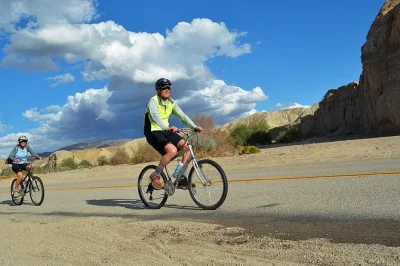 Vivi l’emozione di un tour in bici in discesa attraverso earthquake canyon, pedala lungo la faglia di san andreas e goditi il panorama sul salton sea—guida, attrezzatura e snack inclusi.