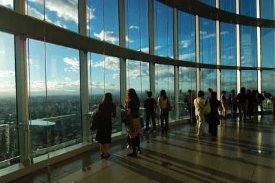 Disfruta de las vistas panorámicas de tokio desde 250 m en roppongi hills con entrada flexible y acceso fácil desde tu móvil. incluye ticket de entrada.