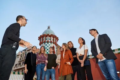 Explore a casa vicens em barcelona com um tour exclusivo em grupo pequeno, guiado por especialista. comentário ao vivo, acessibilidade para cadeirantes e horários flexíveis.