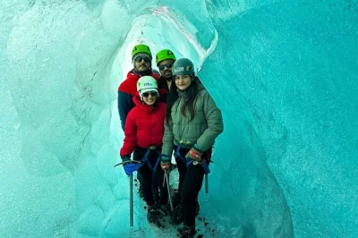 Sinta o som dos crampons no glaciar vatnajökull, entre numa caverna de gelo azul e aqueça-se com café e chocolate—equipamento e guia especializado inclusos.