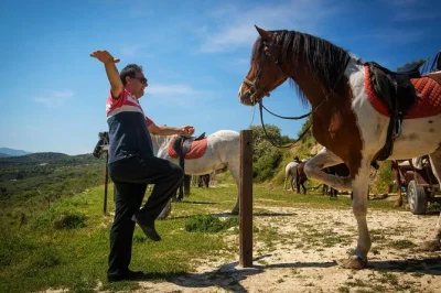 Sinta a essência de creta a cavalo pelas montanhas de finikia e giouchtas, guiado por locais. inclui transporte, almoço típico e vinho caseiro no jardim do estábulo.
